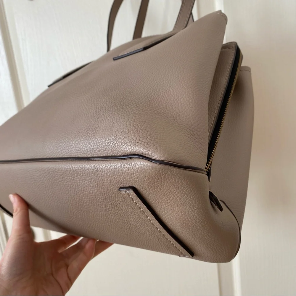Marc Jacobs Taupe Leather Shoulder Bag with Gold Hardware